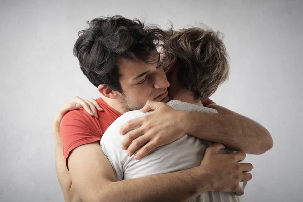 屋内を抱いて同性カップル — ストック写真