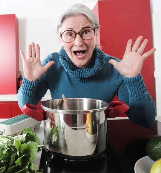 Großmutter Kocht Und Schaut Überrascht Die Küche — Stockfoto