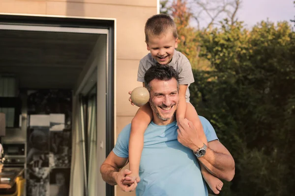 Jonge Knappe Vader Met Zijn Zoon Samen Plezier Tuin — Stockfoto