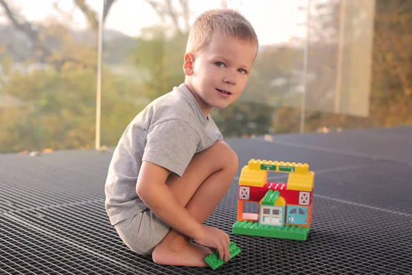 Blonde Gamin Jouer Avec Des Jouets — Photo