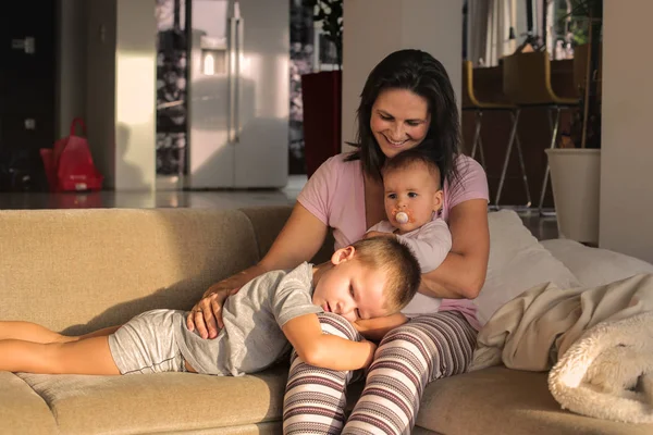 Mulher Com Seus Dois Filhos Sentados Sofá Casa Relaxante — Fotografia de Stock