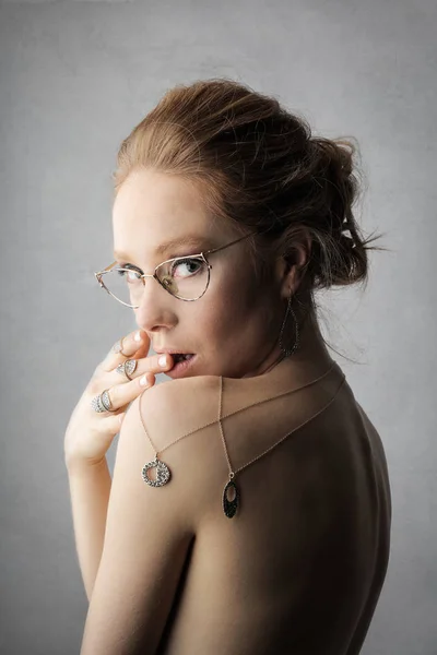 Retrato Uma Jovem Mulher Com Jóias Olhando Tentadoramente — Fotografia de Stock