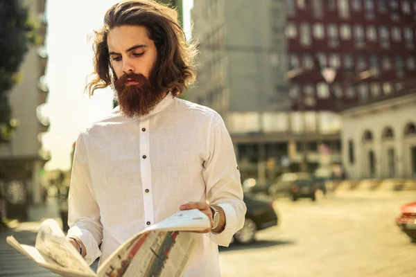 Jeune Homme Élégant Avec Barbe Lisant Journal Dans Ville Par — Photo