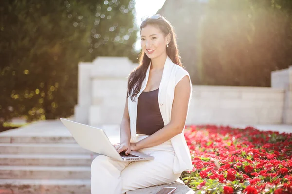 Młody Piękny Asian Kobieta Siedząc Schodach Jej Laptopa Smartphone Uśmiechając — Zdjęcie stockowe