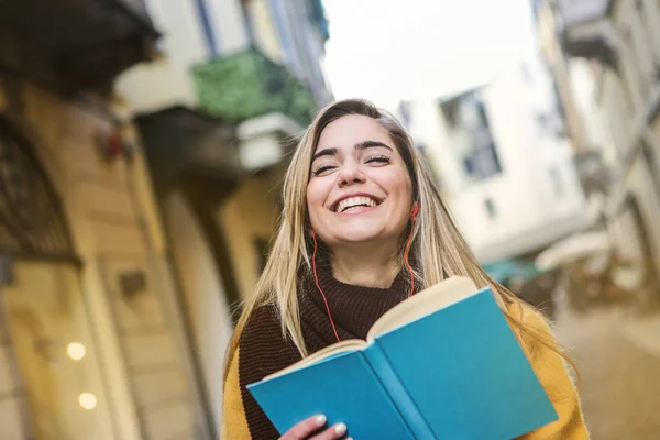 Mladý Teenager Knihou Usmívá Procházky Městě — Stock fotografie