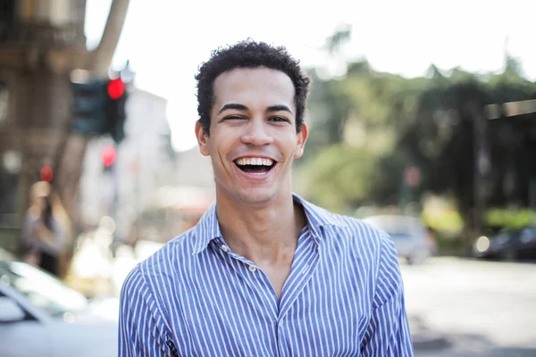 Jovem Afro Bonito Homem Andando Cidade Sorrindo Confiantemente — Fotografia de Stock