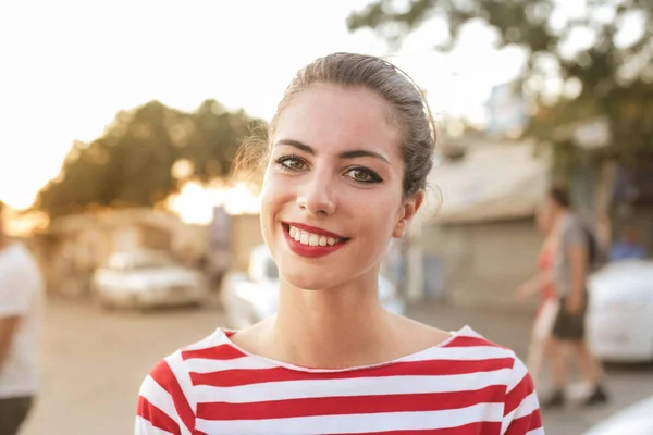 幸せそうに笑って赤ストライプ シャツの若い美しい女性 — ストック写真