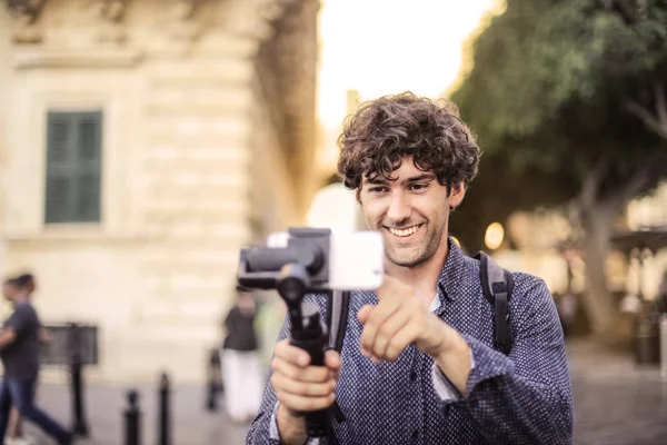 Junger Glücklicher Gutaussehender Mann Macht Ein Selfie Der Stadt — Stockfoto