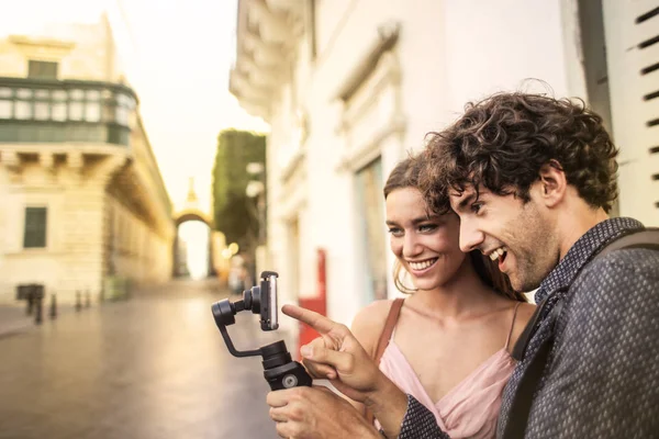 Jonge Mooie Paar Met Camera Stad Een Vakantie — Stockfoto