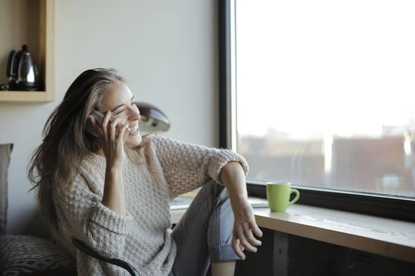 Sorrindo Mulher Feliz Falando Smartphone Casa Lado Janela Com Café — Fotografia de Stock