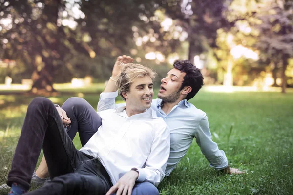 Gay Ζευγάρι Έχει Διασκέδαση Ένα Πάρκο Και Μια Ηλιόλουστη Ημέρα — Φωτογραφία Αρχείου