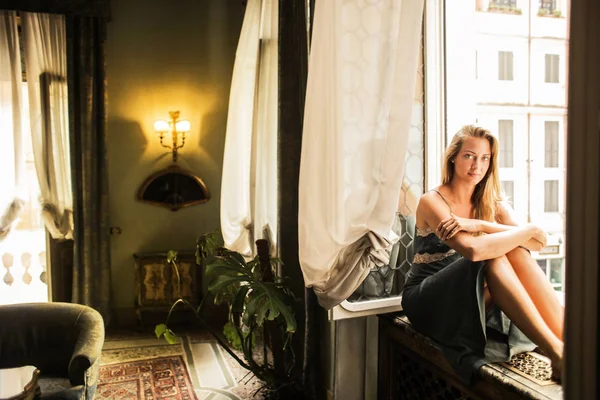 Junge Schöne Frau Sitzt Auf Der Fensterbank Einem Eleganten Zimmer — Stockfoto