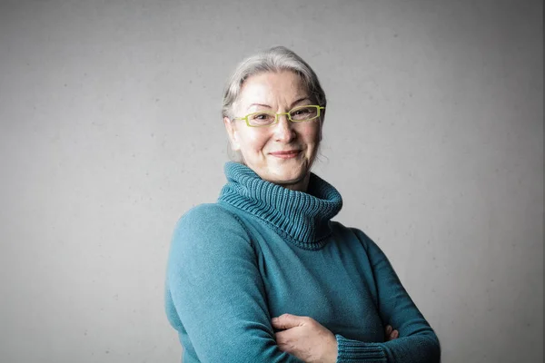 Avó Com Óculos Sorrindo Positivamente Uma Camisola Azul — Fotografia de Stock