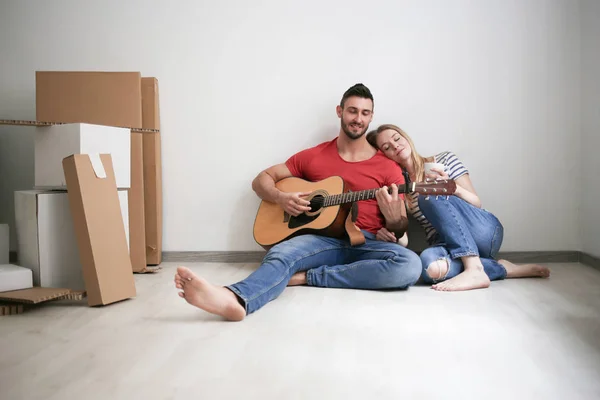 Pareja Joven Sentada Suelo Relajándose Casa Con Una Guitarra Entre —  Fotos de Stock