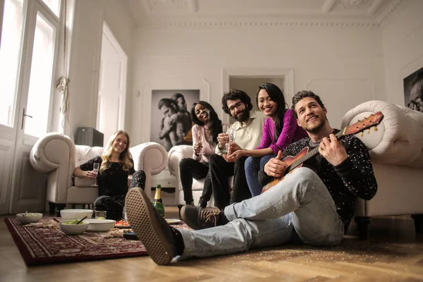 Groep Vrienden Met Plezier Gitaarspelen Thuis — Stockfoto