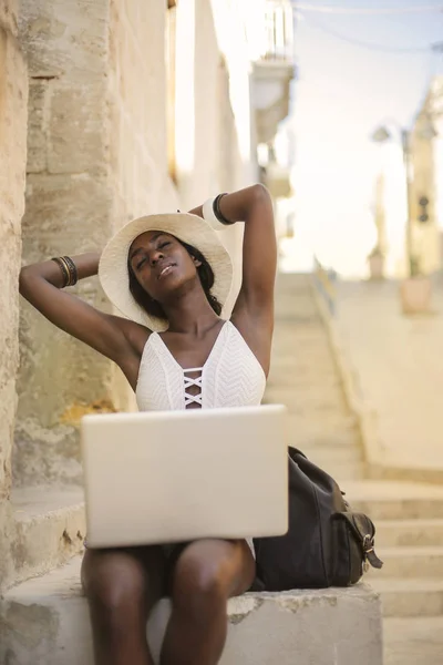 Jovem Bela Mulher Negra Sentada Uma Escada Uma Cidade Velha — Fotografia de Stock