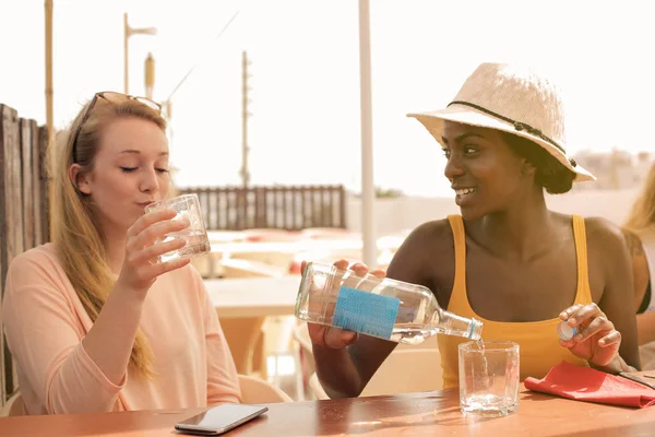 Een Jonge Mooie Blonde Vrouw Een Zwarte Mooie Vrouw Met — Stockfoto