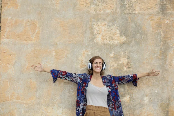 Mujer Con Auriculares Disfrutando Música Felizmente — Foto de Stock