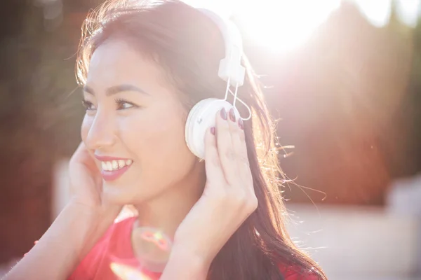 Όμορφη Γυναίκα Της Ασίας Ακουστικά Απολαμβάνοντας Μουσική Και Χαμογελαστός — Φωτογραφία Αρχείου