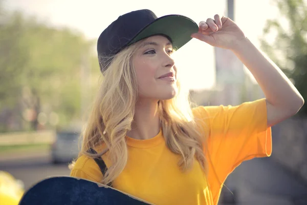 Schöne Blonde Frau Mit Baseballmütze Und Gelbem Shirt Lächelnd Der — Stockfoto