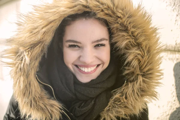 Fiatal Gyönyörű Tizenéves Mosolyogva Fényes Téli Kabátot Motorháztető — Stock Fotó