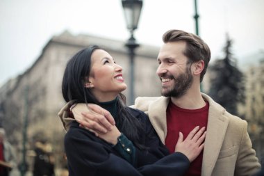 Genç bir çift güzel bir an şehirde paylaşımı.