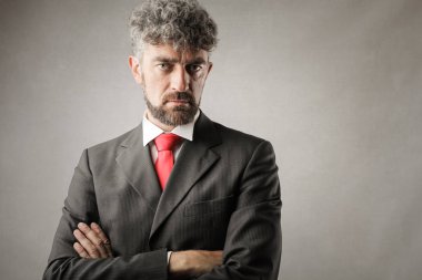 Kıvırcık saçlı sakallı ve papyon ciddi seyir ile işadamı.