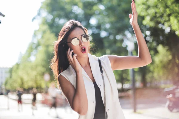 Enojado Hermosa Mujer Asiática Elegante Hablando Teléfono Inteligente Gesticulando Con —  Fotos de Stock