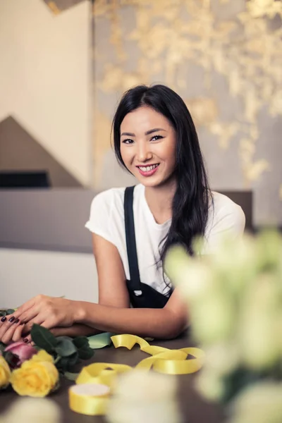 Schöne Asiatische Floristin Lächelt Einem Blumenladen — Stockfoto