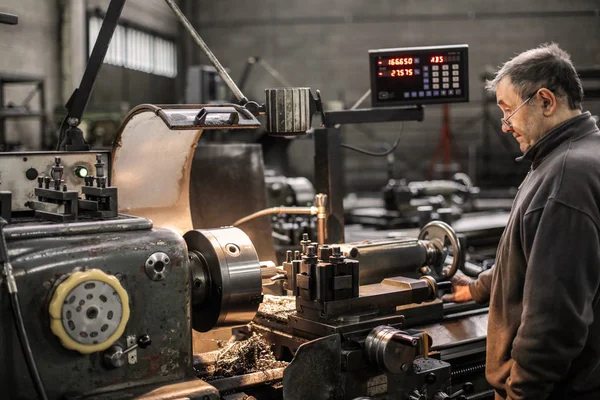 Operaio Anziano Officina Con Macchine Enormi — Foto Stock