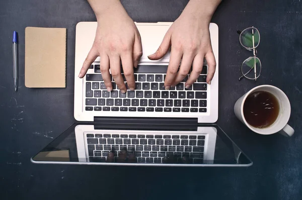 Mãos Digitando Laptop Com Café Par Óculos Caderno Lado Deles — Fotografia de Stock