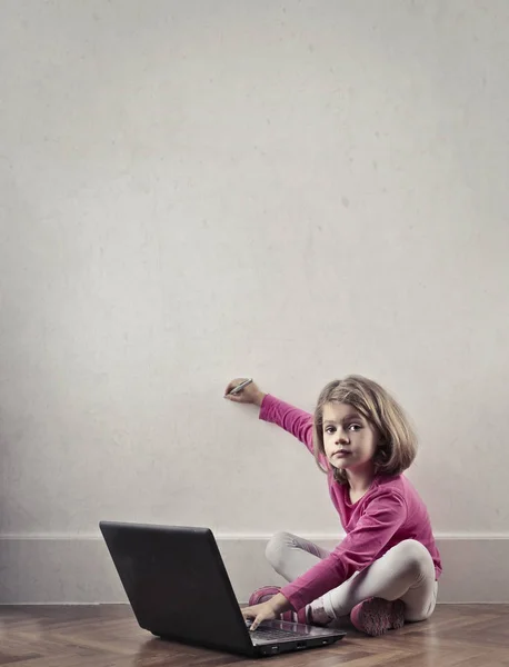 Meisje Met Laptop Puttend Uit Muur — Stockfoto