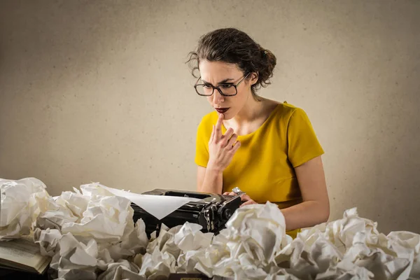 Junge Frau Mit Brille Gelben Shirt Die Einer Schreibmaschine Arbeitet — Stockfoto