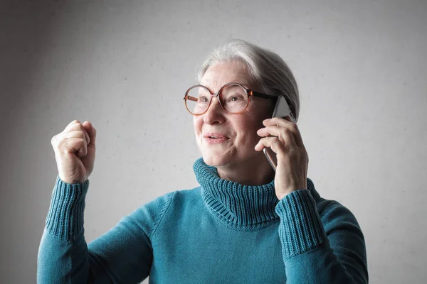 Bir Akıllı Telefon Üzerinde Konuşmak Gülümseyen Büyükanne — Stok fotoğraf