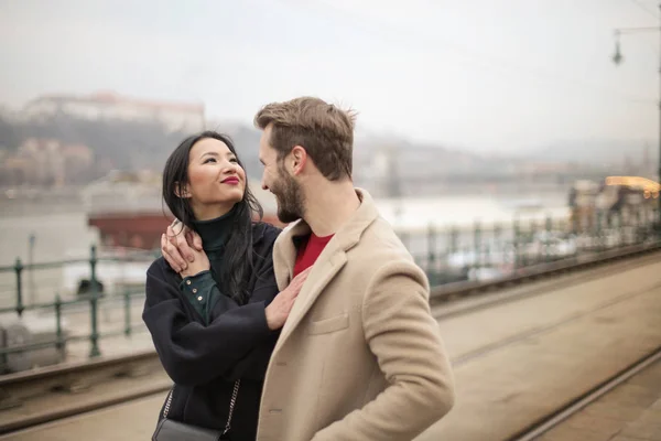 若いカップル アジア女性とヨーロッパ男性楽しんで 冬の街を歩いて — ストック写真