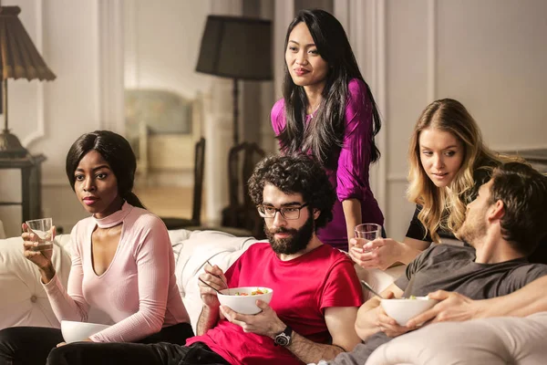 Grupo Amigos Divertindo Juntos Sorrindo Sofá Casa — Fotografia de Stock