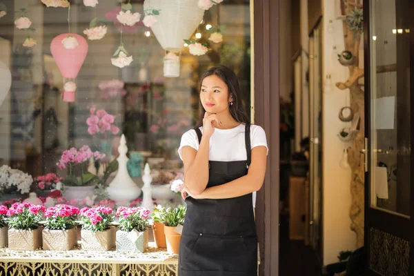 Vackra Asiatiska Florist Som Står Framför Blommig Butik — Stockfoto