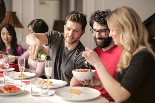 Grupo Homens Almoçando Comemorando Alegremente — Fotografia de Stock