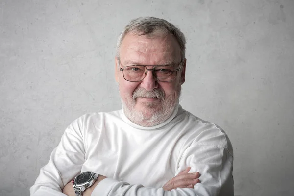 Uomo Anziano Con Occhiali Barba Sorridente — Foto Stock