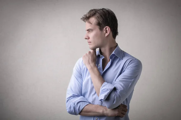 Jovem Empresário Pensando Uma Camisa Enrolada — Fotografia de Stock