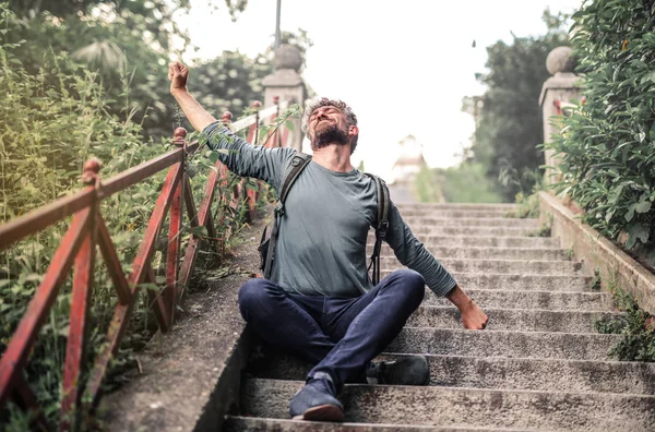 Muž Seděl Schodech Ulici Rozpřáhl Ruce — Stock fotografie