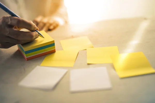 Una Mano Escribiendo Notas Nota Adhesiva —  Fotos de Stock