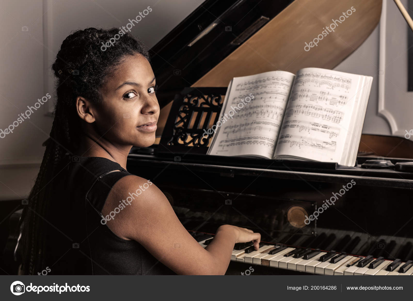 Mulher ensinando a tocar piano online