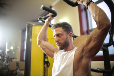 Jimnastik egzersizleri yapıyor atletik genç adam. 