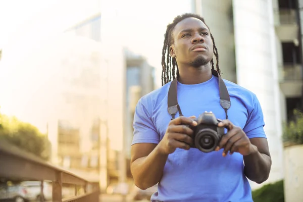 Jovem Africano Com Câmera Cidade — Fotografia de Stock
