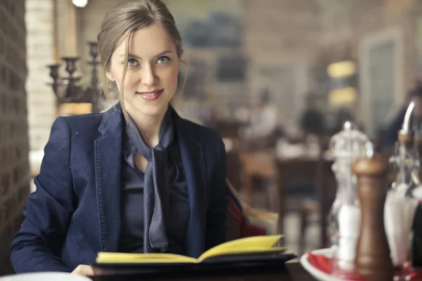 Stilvolle Blonde Frau Sitzt Und Wartet Einem Restaurant — Stockfoto