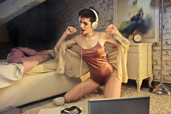 Mulher Cabelos Curtos Bodysuit Com Fones Ouvido Ouvindo Música Casa — Fotografia de Stock