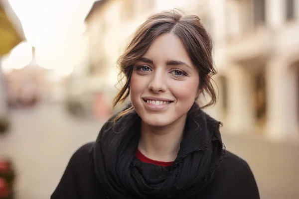 年轻美丽的女人与一个 Foulard 微笑积极在街上的城市 — 图库照片