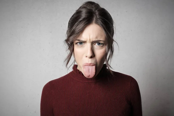 Wütende Junge Frau Zeigt Ihren Ekel Hat Einen Düsteren Gesichtsausdruck — Stockfoto