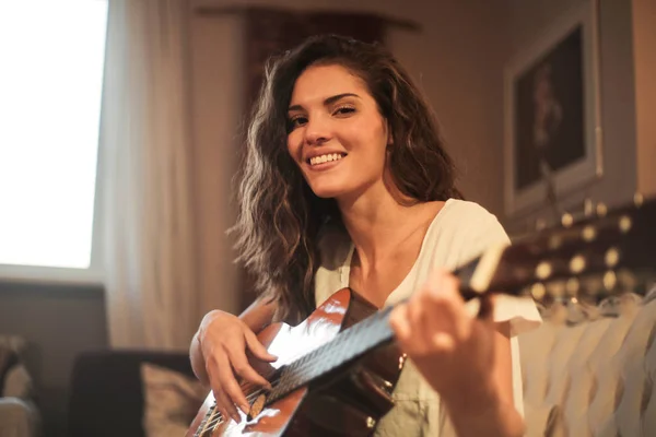 Jeune Femme Jouant Sur Une Guitare Maison — Photo